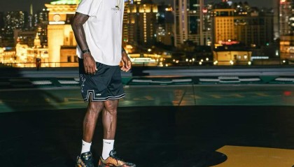 詹姆斯晒在上海打卡照片：上海，以及与夜和高空相伴的国王