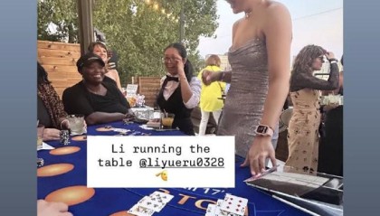 化身“最美荷官”，李月汝身着抹胸连衣裙与飞翼队友玩牌
